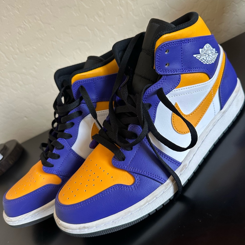 Nike Air Jordan Sneakers Lakers 2022